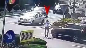 VIDEO Incident tensionat în sensul giratoriu din Eforie Nord. Polițist târât de un șofer care a refuzat să oprească